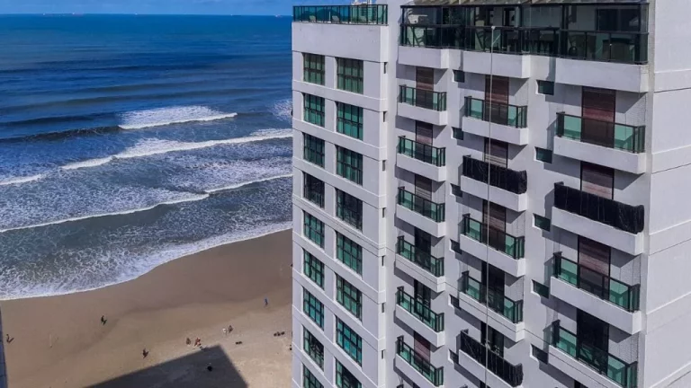 Imagem PITANGUEIRAS- CALÇADÃO COM MARAVILHOSA VISTA AO MAR , GARAGEM EM PARQUEAMENTO.