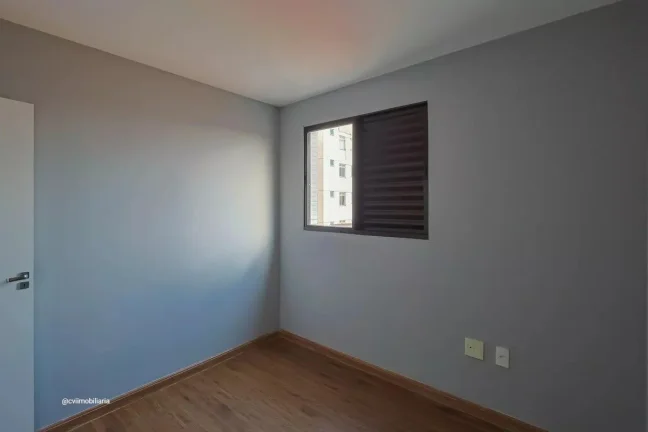 Imagem Imóvel aconchegante à venda com 4 quartos, sendo 1 suíte, e 2 banheiros no total. O condomínio f...
