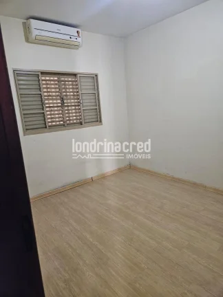 Imagem Casa à venda na Zona Leste de Londrina com 3 quartos, 2 banheiros, cozinha com armários, churrasqueira, quarto e banheiro nos fundos, em terreno de 250m²