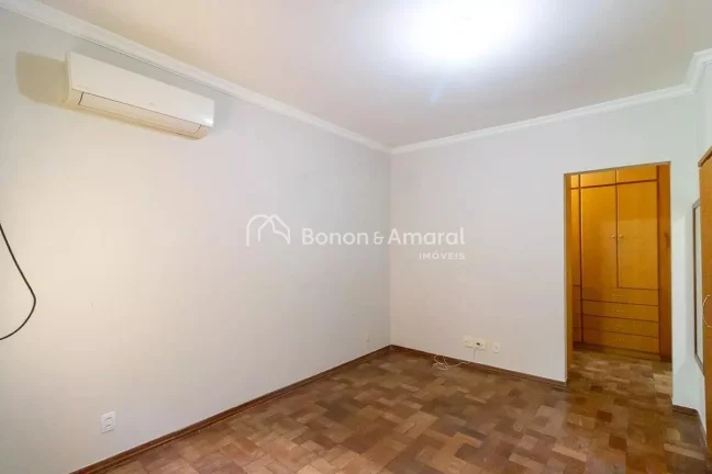 Imagem Linda e espaçosa casa no Alphaville Campinas, com área construída de 330 m². A residência possu...