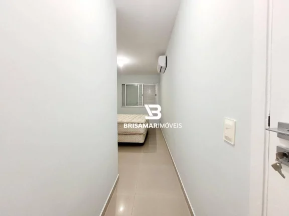 Imagem PITANGUEIRAS- CALÇADÃO , LINDO APARTAMENTO TOTALMENTE REFORMADO , GARAGEM NO PRÉDIO.