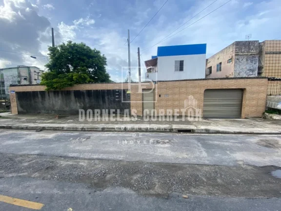 Imagem Casa Espaçosa com 6 Quartos e 2 Suítes à Venda por R$ 600 Mil