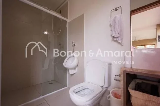 Imagem Casa espaçosa e encantadora, com 340 m², para viver com conforto e estilo. A residência possui um...