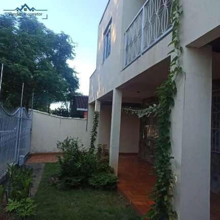 Imagem Casa de 4 quartos à venda em Foz do Iguaçu - Bairro Conjunto Libra: 3 banheiros, 2 vagas e 300m² de área!