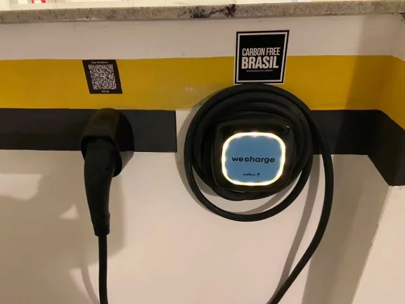 Imagem Apartamento com 2 dormitórios sendo 2 suítes e 2 vagas de garagem, Bairro Canto em Florianópolis/SC