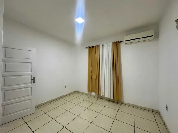 Imagem Casa com 3 dormitórios e 2 vagas, 850m da praia do Gravatá - Navegantes/SC