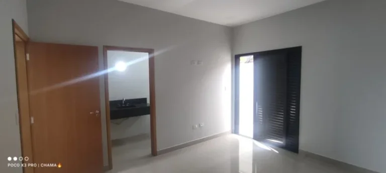 Imagem Casa à Venda com 450m², 3 dormitórios, 3 suítes, 1 sala e 4 vagas!!!
