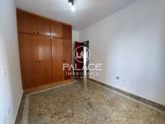 Imagem Garagem para 2 carros, sala 2 ambientes, lavabo, cozinha com armários, banheiro social, 3 dormitór...