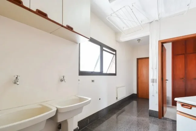 Imagem Apartamento 274M², 4Q, 1 Suíte, 4 Banheiros, 3 Vagas, Varanda, Piscina, Salão de Festas, Playground, Quadra, Hidro, Despensa.