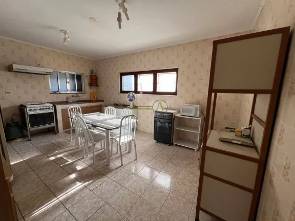 Imagem Casa ampla com 2 edículas e salão de festas perto da praia