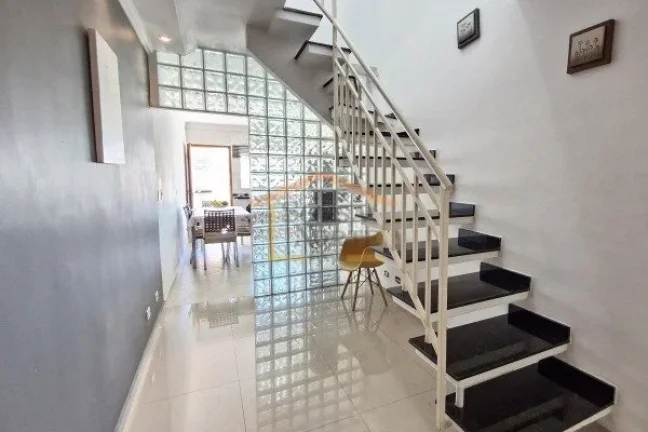 Imagem Sobrado residencial com 92m². O imóvel possui sala bem iluminada, cozinha com armários planejados...