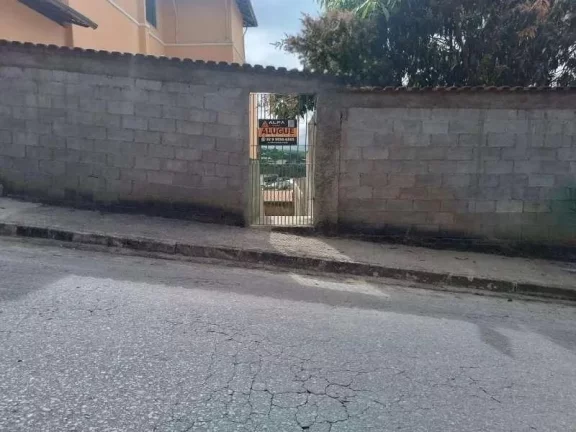 Imagem Casa Familiar com 3 Quartos, Suíte e Área de Convívio Ampliada.