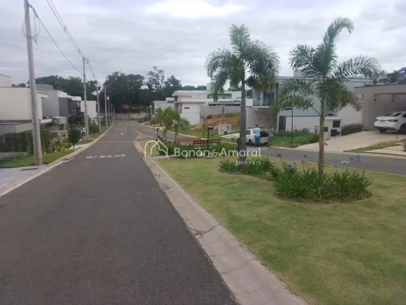 Imagem Lote exclusivo de 313m² em um condomínio renomado, com terreno em declive, pronto para receber um ...
