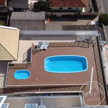 Imagem Vendo apartamento em Bairro Arreias São José SC, de três dormitórios, suíte, duas vagas livres, cozinha e área de serviço mobiliados.