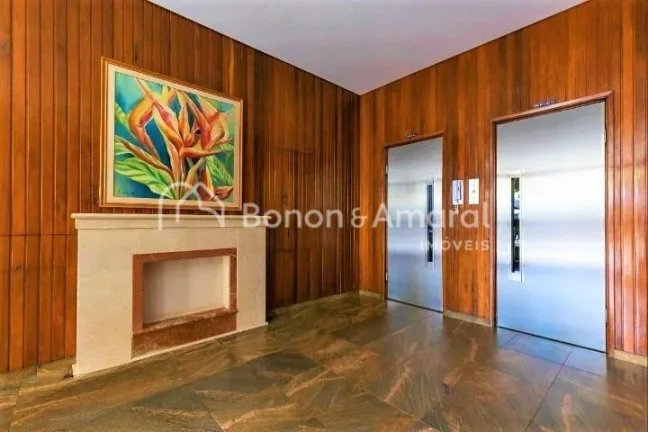 Imagem Oportunidade no Edifício Cristina, no Centro de Campinas. Este amplo apartamento totalmente reforma...