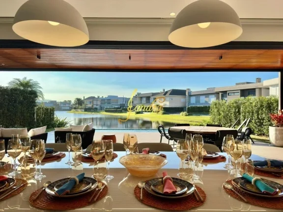 Imagem Sobrado Beira Lago, mobiliado e decorado com 05 suítes sacada/piscina