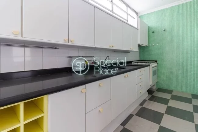 Imagem Linda Penthouse no miolo do bairro. São 231m² de área privativa, 3 dormitórios ( 1 suíte) e 2 v...