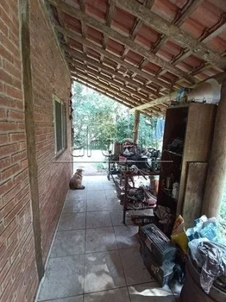 Imagem Sitio com duas casas, a primeira casa de tijolinho tem janelas de alumínio, churrasqueira, varanda ...