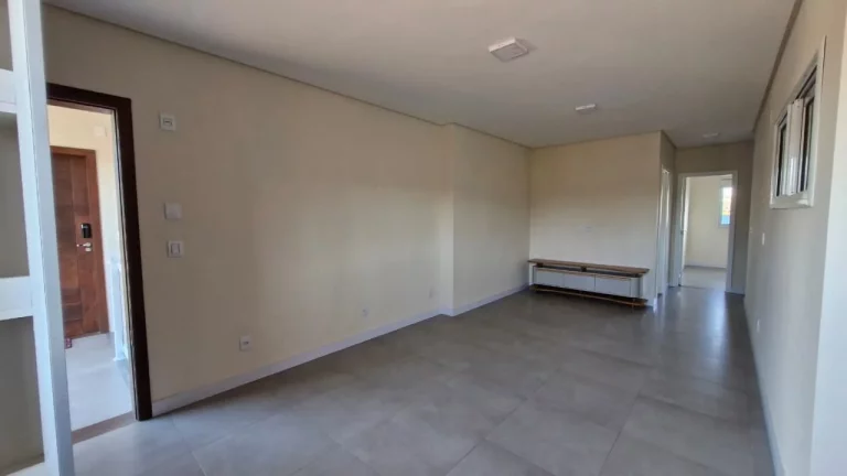 Imagem Apartamento com 2 dormitórios em Garopaba, 1 suíte, semi mobiliado, condomínio com salão de festas. Segurança, pets permitidos e ótima localização.