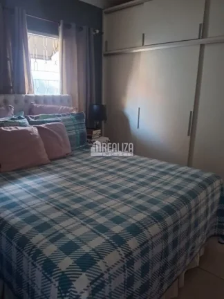Imagem Vende-se casa com 3 quartos e piscina no bairro Beija-Flor II, em Uberaba