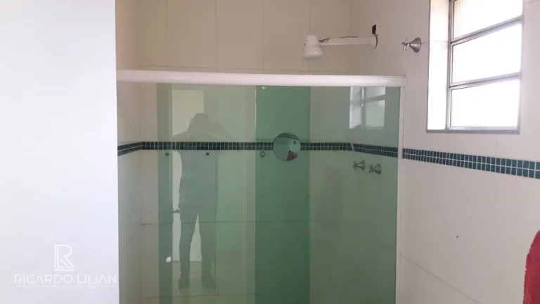 Imagem Sobrado com 5 kitnets independentes em localização estratégica para renda