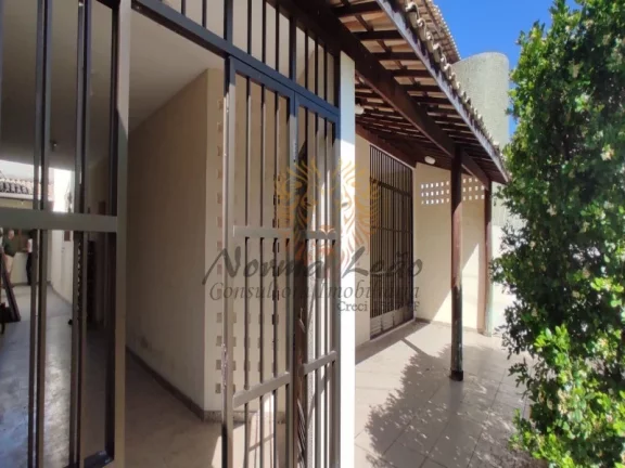 Imagem Casa à Venda na Atalaia: 4 Quartos, 3 Suítes, 2 Salas, 6 Banheiros, 3 Vagas de Garagem. Próximo a Orla da Atalaia.