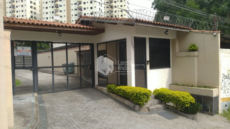 Imagem Sobrado à venda, 118m² com 2 suítes, 2 vagas em condomínio fechado com vaga para visitantes em rua sem saída - Conjunto Residencial Santa Terezinha