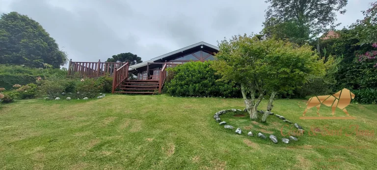Imagem Linda casa com vista permanente no Alto do Capivari com 380m².