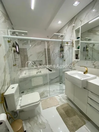Imagem Este sobrado completo conta com 4 suítes, sendo 3 no andar superior e uma reversível no térreo, i...