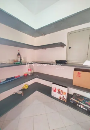 Imagem Localizada no coração do condomínio, em uma rua tranquila, esta casa térrea oferece conforto e p...