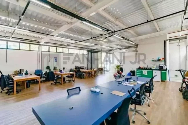 Imagem Imperdível: Casa Comercial à Venda em Pinheiros, São Paulo-SP - 8 salas, 4 banheiros, 4 vagas de garagem, 966 m² de área.