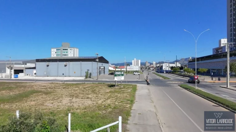 Imagem Terreno de 2.112m² à Venda na Avenida Pedro Zapelini