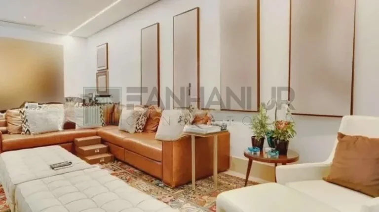 Imagem Descubra a verdadeira definição de luxo e sofisticação nesta deslumbrante casa no condomínio fechado do Jardim Europa. Com uma construção impecável de