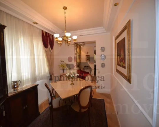 Imagem Apartamento com piso em madeira e armários, living para 03 ambientes, lavabo, 04 dormitórios sendo...