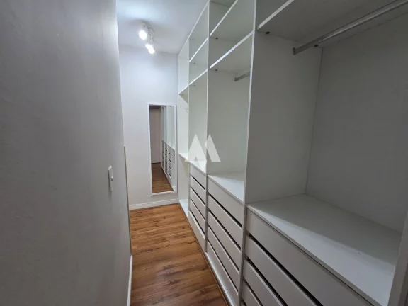 Imagem Apartamento para locação com 3 dormitórios, 1 suíte, a uma quadra da praia, 1 vaga demarcada