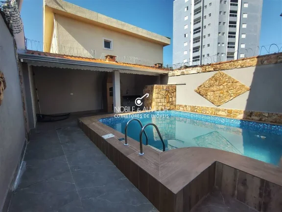 Imagem Casa Geminada com 2 vagas de garagem e piscina.