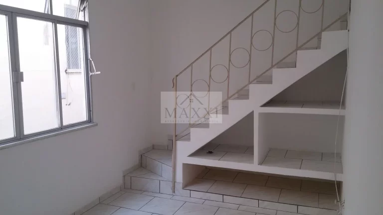 Imagem Casa Triplex para Locação no Conjunto Residencial Henriqueta – 2 Quartos e Garagem