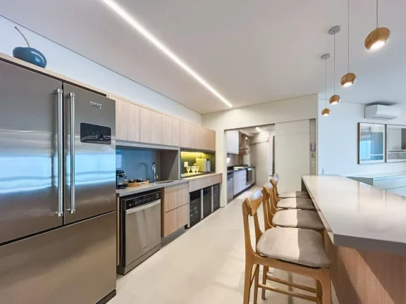 Imagem Luxuoso apartamento de 4 quartos na Riviera de São Lourenço Módulo 07: 4 suítes, 3 salas, 4 vagas de garagem e 241,13 m² de área.