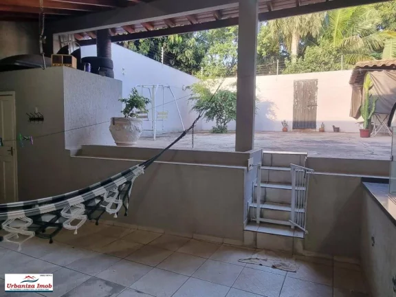 Imagem Casa Térrea à Venda no Centro de Campo Grande/MS contendo 1 Suíte + 2 Dormitórios + Sala Ampla e 3 Vagas em 204,16 m2 de Área Útil + 500 m2 de Terreno