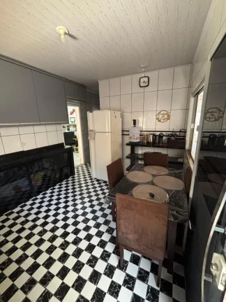 Imagem Adriano Carpes Imóveis vende, uma linda casa em alvenaria mais edícula , com 2 dormitórios sendo 1 suíte, no centro de Penha, com uma ótima localização.