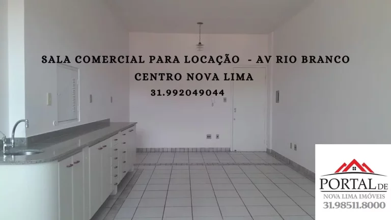 Sala comercial com 25 m², arejada, com boa iluminação natural e equipada com armários planejados de alta qualidade.