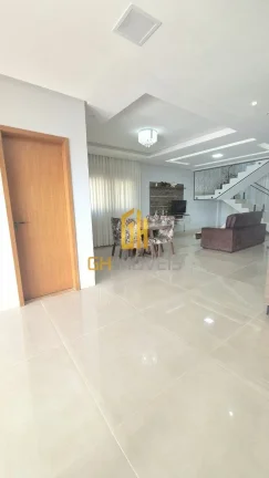 Imagem O sobrado possui:

- Casa toda em ESQUADRIAS
- Sala ampla com 2 ambientes integrada à área de laze...