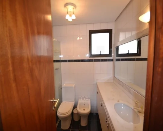 Imagem Apartamento com piso de madeira e armários! Amplo living para 2 ambientes, terraço, lavabo, 4 dorm...