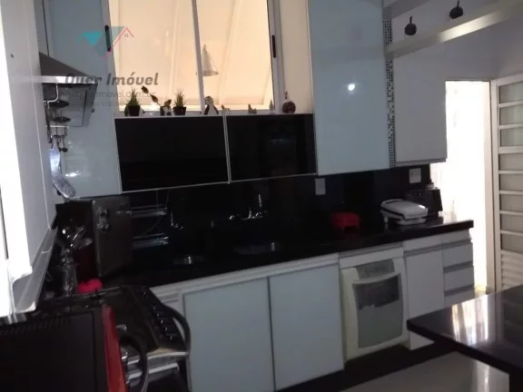 Imagem Luxuosa casa em condomínio à venda em Ribeirão Preto-SP, no bairro Ribeirânia. Condomínio Parque das Figueiras. 4 quartos, 4 suítes, 3 salas, 6 banheiros, 2 vagas de garagem. 320,00 m² de área. Imperdível com a Quer Imóvel Negócios Imobiliários.