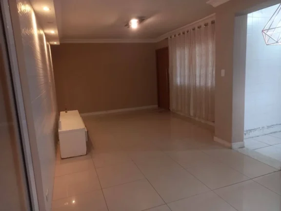 Imagem Casa para Alugar com 148m², 3 dormitórios sendo 2 suítes, churrasqueira, 2 vagas.