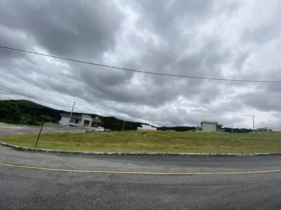 Imagem Lote de esquina 475m2 em Condomínio de Alto Padrão – Segurança e Lazer Completo