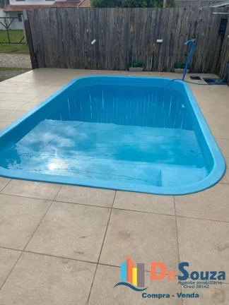 Imagem Imóvel com Piscina Poucos Metros do Mar