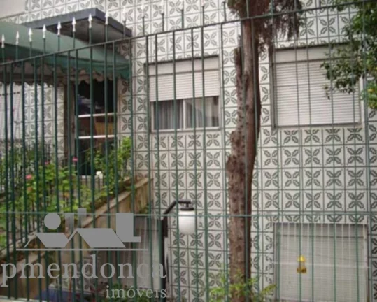 Imagem Apartamento amplo, com piso todo em taco, com 2 quartos com armários embutidos e 1 banheiro no tota...