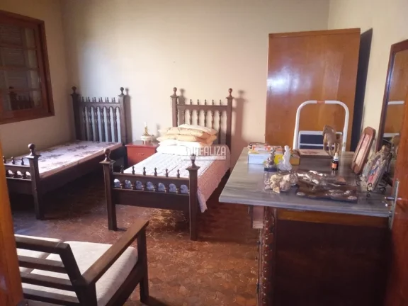 Imagem Vende-se casa de alto padrão com dois pavimentos no Centro de Igarapava/SP