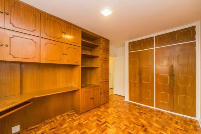 Imagem Apartamento 145M² Reformado, 3Q, 1 Suíte, 2 Banheiros, 1 Vaga, Sol da Manhã, Portaria 24h, Playground.